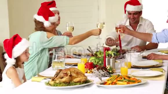 一家人在圣诞晚餐上品尝美食视频的预览图