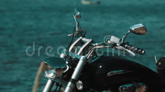 黑色直升机自行车站在蓝色湖岸视频的预览图