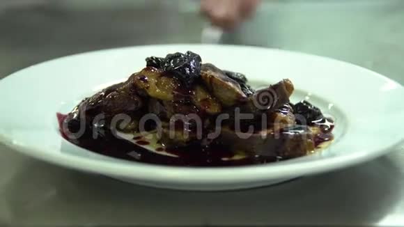 厨房餐厅做饭厨师装饰肉类用干梅酱和青菜用箔纸烘烤视频的预览图