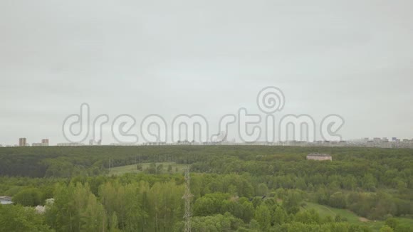 从莫斯科郊区建筑高度看绿色弥撒五月春天视频的预览图