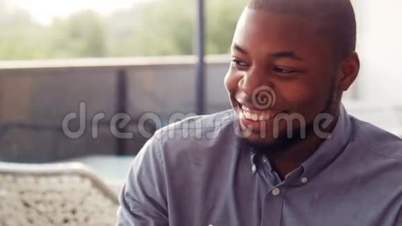 美国黑人青年男性鸡尾酒视频的预览图