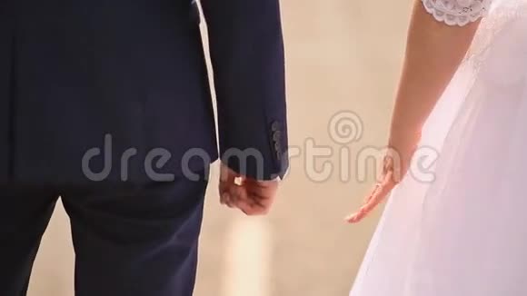 把新郎新娘的手交给对方在路上牵着手视频的预览图
