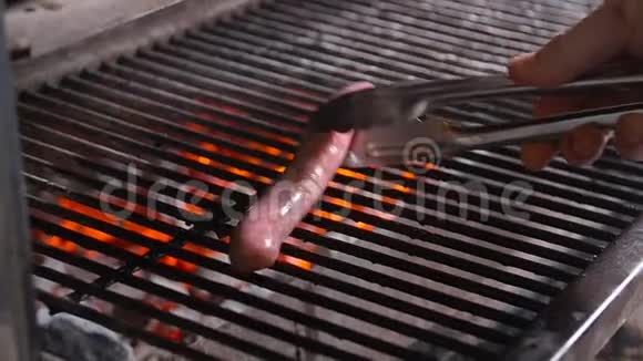 烹饪理念烧烤炉烤烧烤香肠视频的预览图