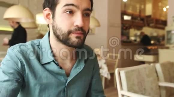 英俊的年轻人在餐馆喝酒视频的预览图