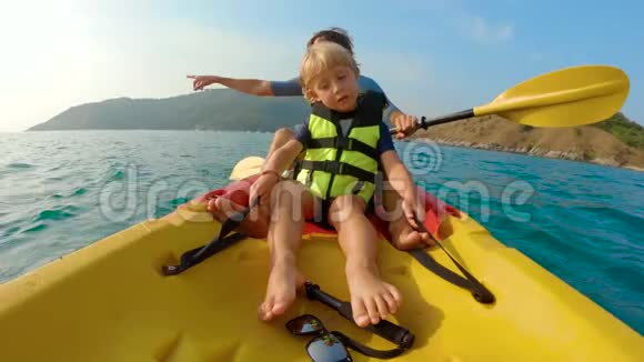 一个年轻的家庭在热带海洋中进行皮划艇在观赏珊瑚礁和热带鱼类时玩得很开心视频的预览图