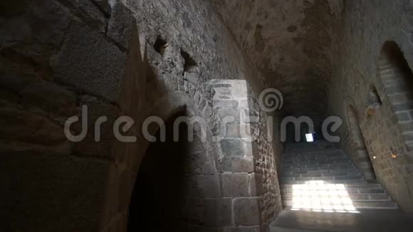 圣米歇尔岛修道院墓穴中的石阶视频的预览图