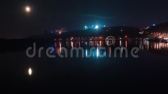 时间流逝月亮升到夜城的上空船在河上航行视频的预览图