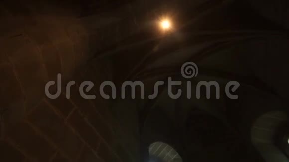 在圣米歇尔山上的修道院里昏暗的光线透过窗户照进来视频的预览图