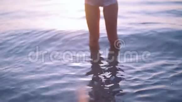 漂亮的腿女孩从海里出来慢动作注意力不集中好的背景视频的预览图