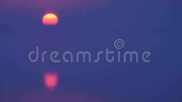 河上的紫色日落视频的预览图