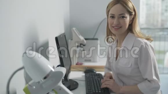 开朗的医学专业坐在电脑前视频的预览图