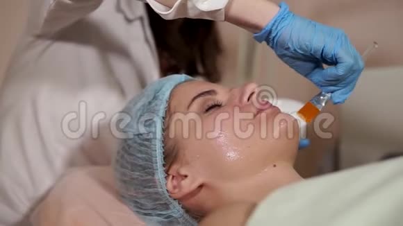 在水疗中心的女人戴面膜美容院复兴美容视频的预览图
