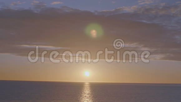 云层与海平面背景之间的太阳视频的预览图