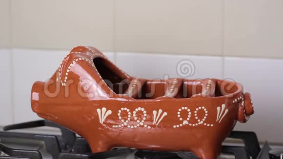 在陶瓷盘子里准备熏香肠巧克力视频的预览图