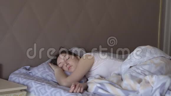 年轻女子在床上醒来健康的梦视频的预览图