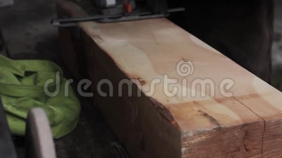 车间工人使用木锯机锯木锯木视频的预览图