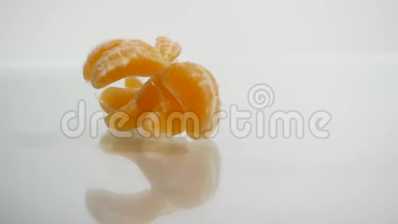 白色背景下的橙片或橘片视频的预览图