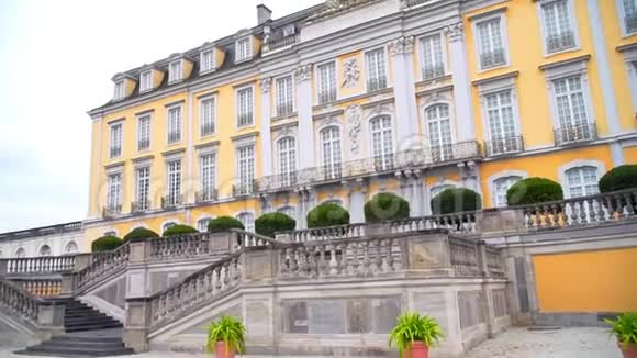 德国美丽的黄色城堡视频的预览图