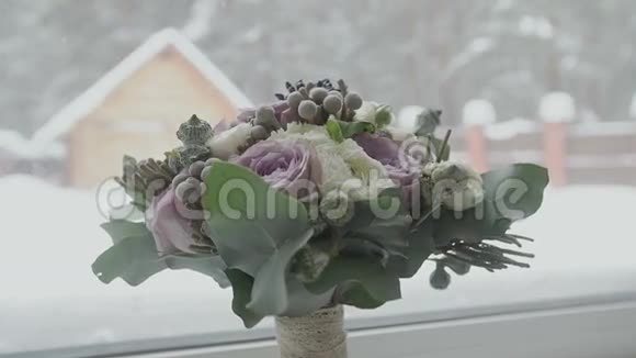 窗户上的花冬天的季节视频的预览图