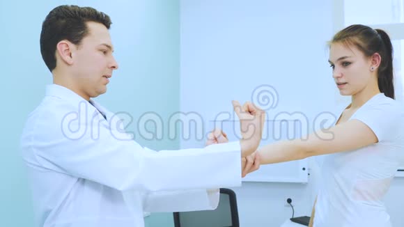 医生在医院检查女孩的手视频的预览图