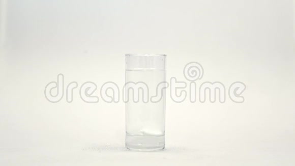 白色背景下玻璃水中泡腾白色片剂泡沫片视频的预览图