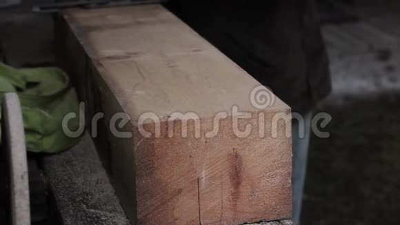 车间工人使用木锯机锯木锯木视频的预览图
