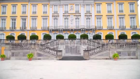 德国美丽的黄色城堡视频的预览图