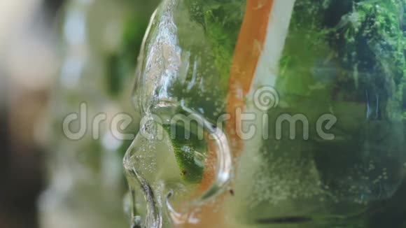 在桌子上用头骨形状的玻璃做的莫吉托鸡尾酒选择性重点视频的预览图