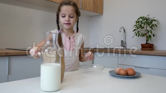 小女孩学会在厨房做饭做面包店视频的预览图