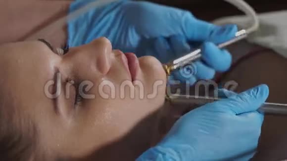 在美容院接受氧疗的女人视频的预览图