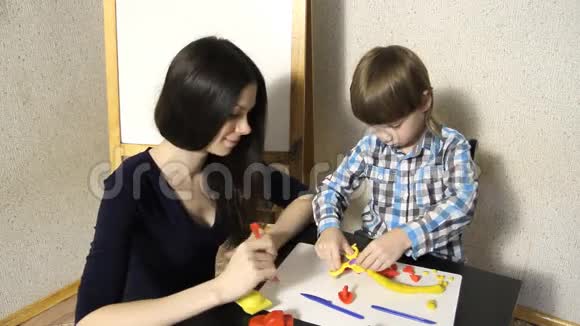 妈妈和她的儿子是用粘土做的视频的预览图