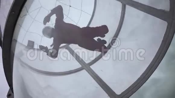 女孩用降落伞跳跃飞行火车极端跳伞用降落伞飞行的模拟器视频的预览图