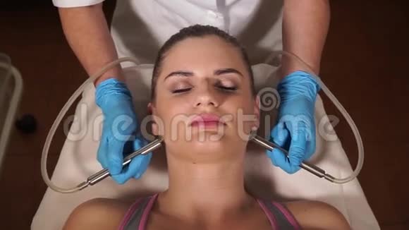 美容师的女人生物气体氧疗视频的预览图