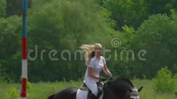 黄色动作一个穿着白色头发和白色衣服的漂亮女孩骑着一匹黑色棕色的种马视频的预览图