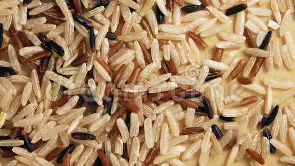 棕色和未抛光的大米被倒进盘子里有大米溢出的视频视频的预览图