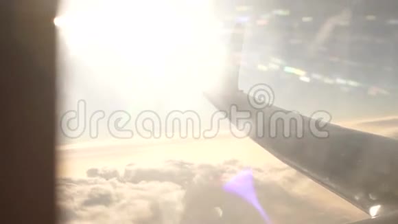 在明亮的阳光下从飞机的窗口观看视频的预览图