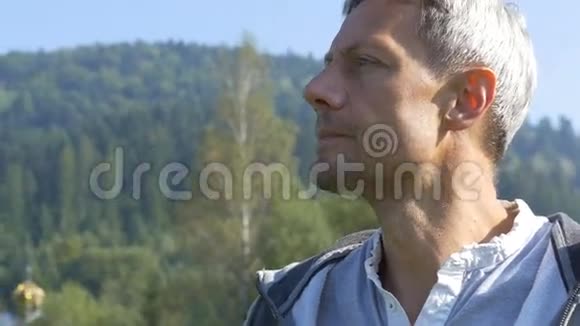一个人在山上跑步呼吸早晨的空气视频的预览图