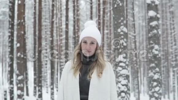 冬季森林中的年轻女子画像视频的预览图
