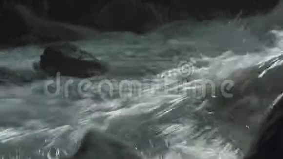 汹涌的山河石质急流水流白溅视频的预览图