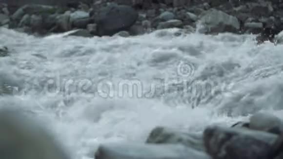 野山河石质急流水流白溅视频的预览图