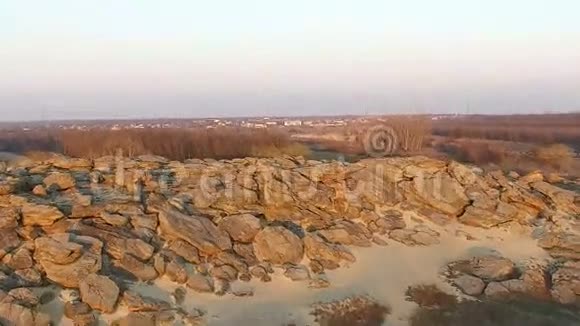 无人机飞过石墓背景是一个小村庄视频的预览图