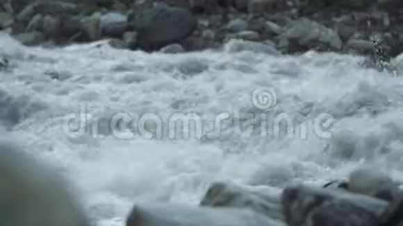 狂暴的山河石质急流水流白溅视频的预览图