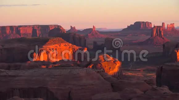 科罗拉多高原纳瓦霍部落公园纪念碑山谷的红石山悬崖傍晚日落景观4k视频的预览图