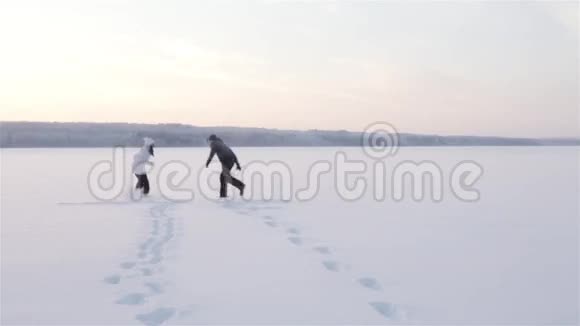 冬天快乐的小夫妻视频的预览图
