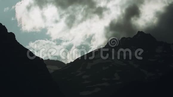 漫天飞舞的乌云覆盖着布满岩石的群山视频的预览图
