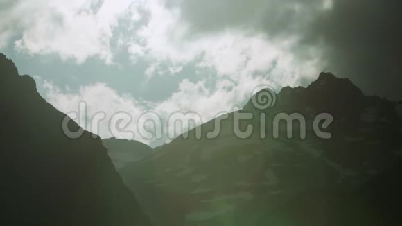漫天飞舞的乌云覆盖着岩石峭壁视频的预览图
