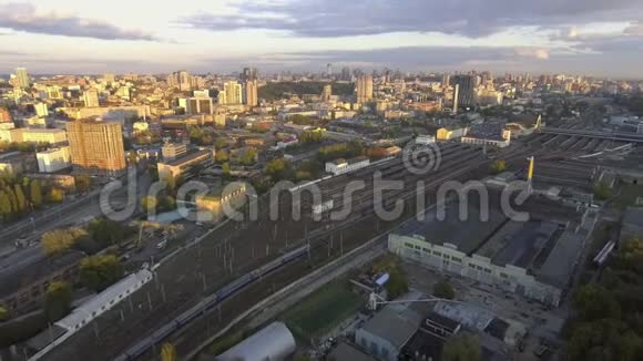 铁路堆场有很多铁路线路和火车乌克兰基辅视频的预览图