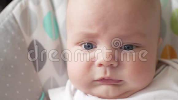 小宝宝开始哭了这孩子要哭了视频的预览图