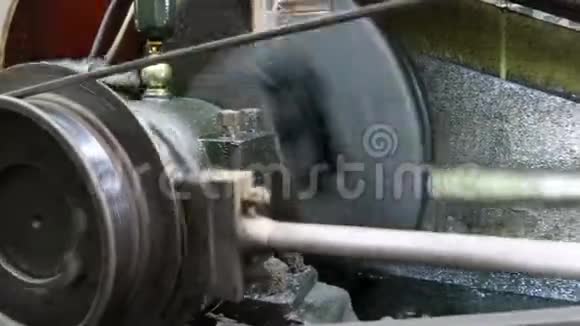 用水蒸汽机工作的旧机器视频的预览图