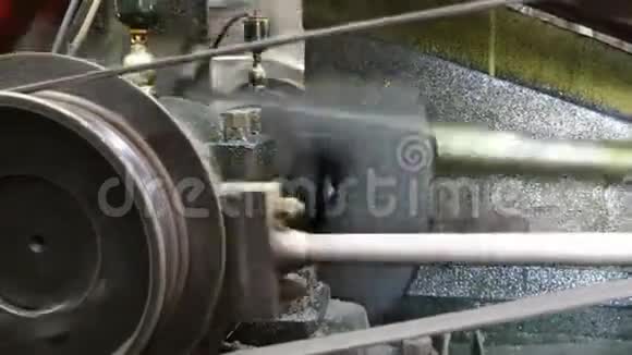 用水蒸汽机工作的旧机器视频的预览图